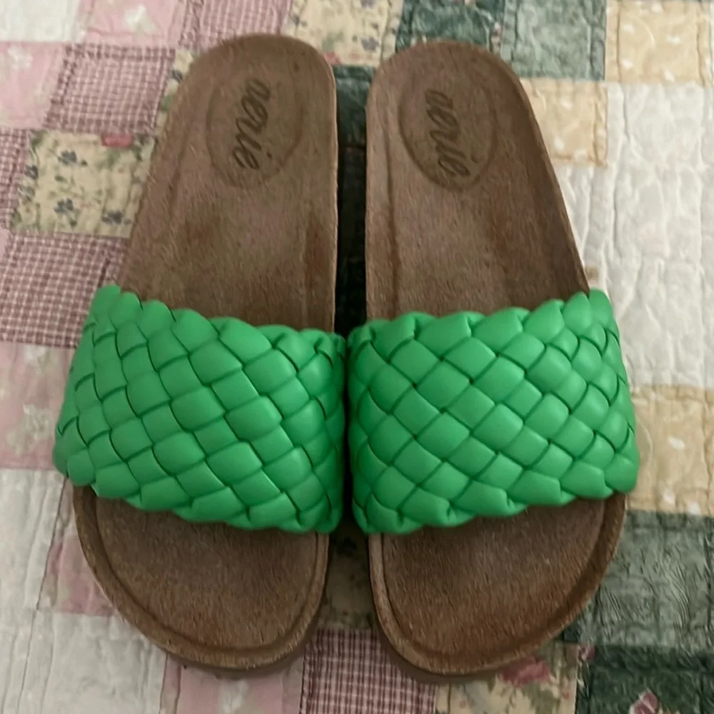 Aerie Slides sz 8 - Picture 1 of 6